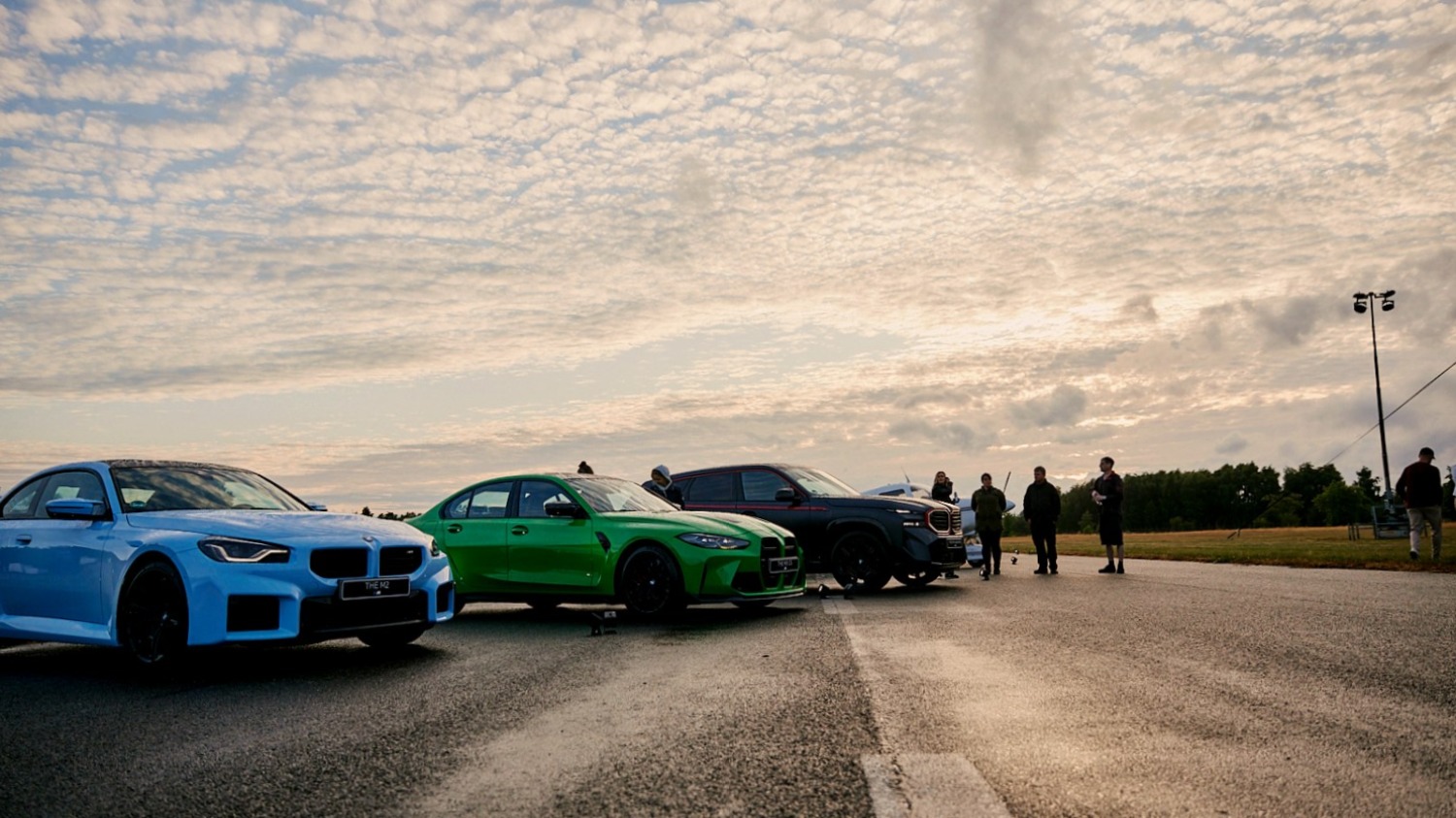 BMW-Fahrzeuge und Team in der Abenddämmerung