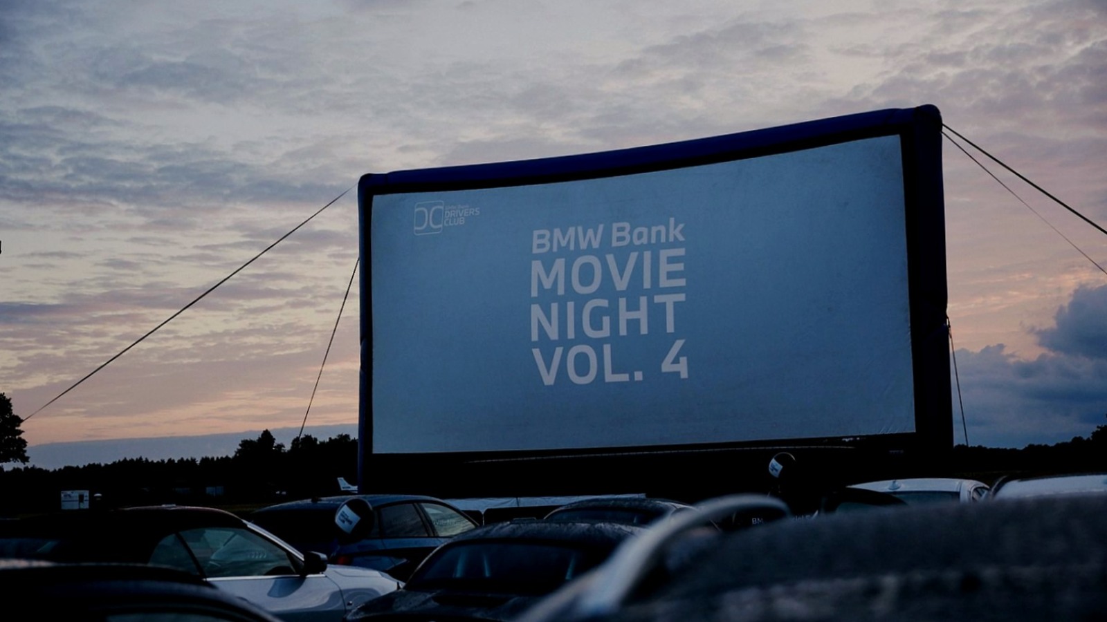Leinwand BMW Drivers Club Movie Night Vol. 4 in der Dämmerung