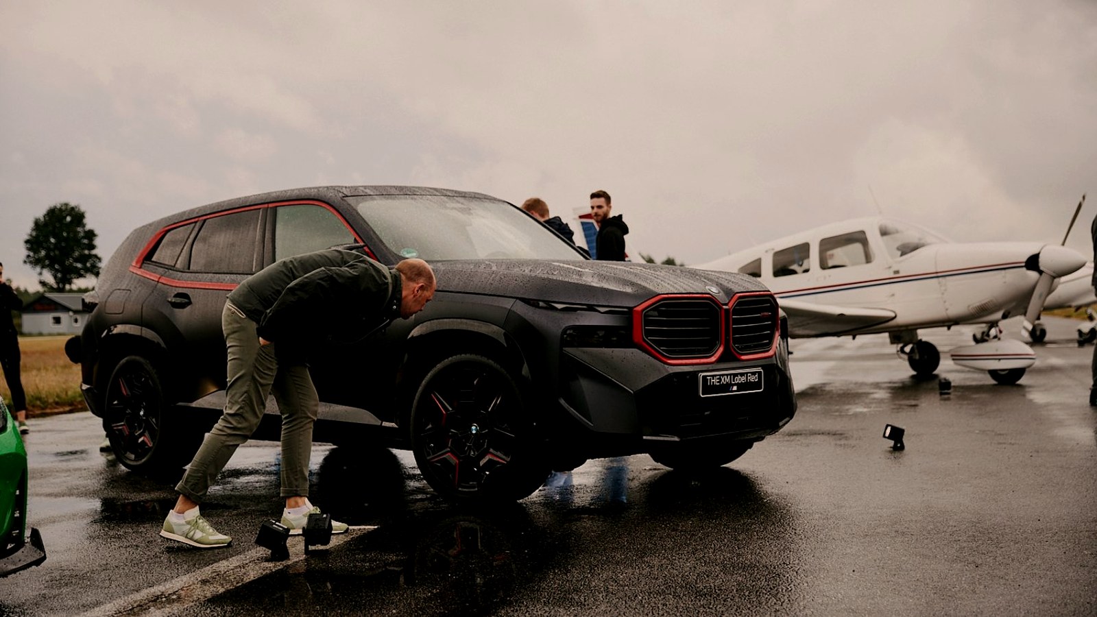 BMW XM mit roter Front auf dem Flugfeld bei der Movie Night