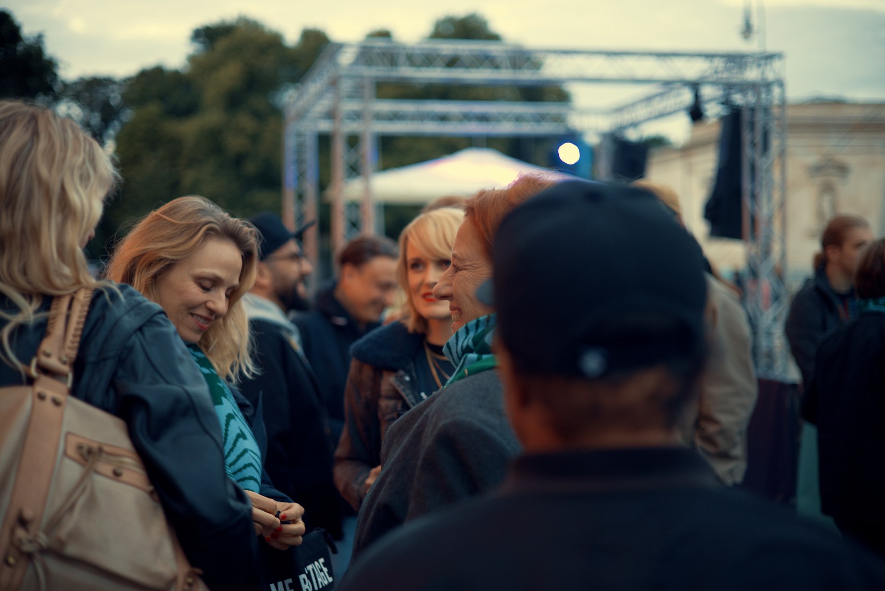 Gäste beim Empfang am Königsplatz im Abendlicht, 09.07.2025
