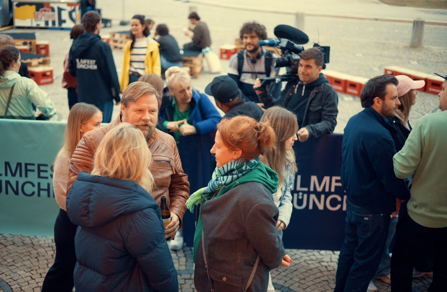 Gäste und Kamerateam vor FILMFEST-MÜNCHEN-Bannern am Königsplatz, 09.07.2025