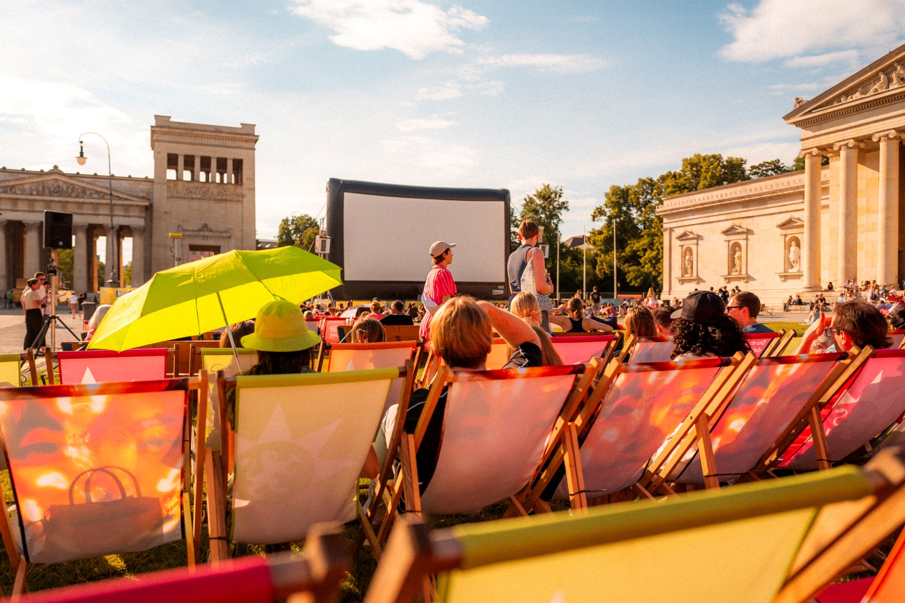 Liegestühle und Leinwand am Königsplatz bei Tag