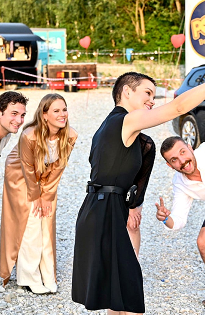 Emilia Schüle beim FILMFEST POPUP Autokino, Selfie mit Gästen