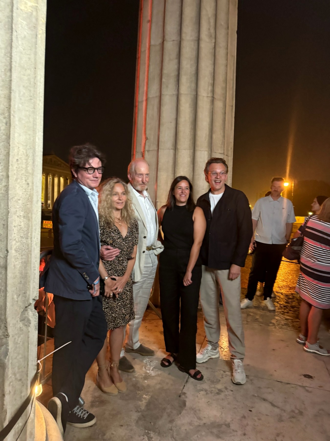 Gäste zwischen den Säulen am Königsplatz am Abend des 31.07.2024