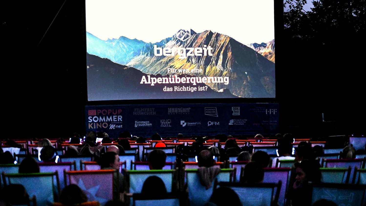 Publikum vor der Leinwand beim Kopfhörerkino
