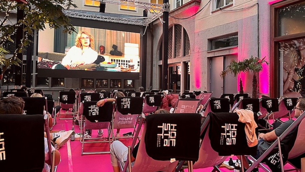 Abendvorstellung in der Hofstatt mit Publikum vor der bespielten Leinwand