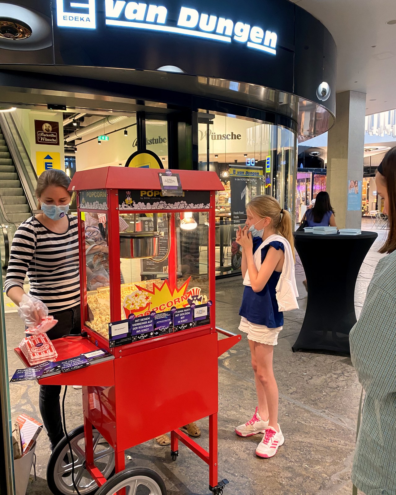 Popcorn-Stand mit Gästen in der Hofstatt