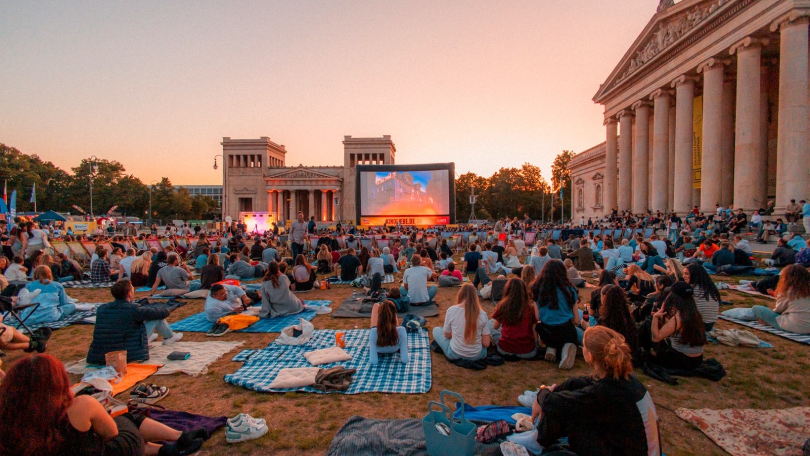 Volles Publikum vor der Leinwand beim Kinoliebe Summer Festival im Abendlicht