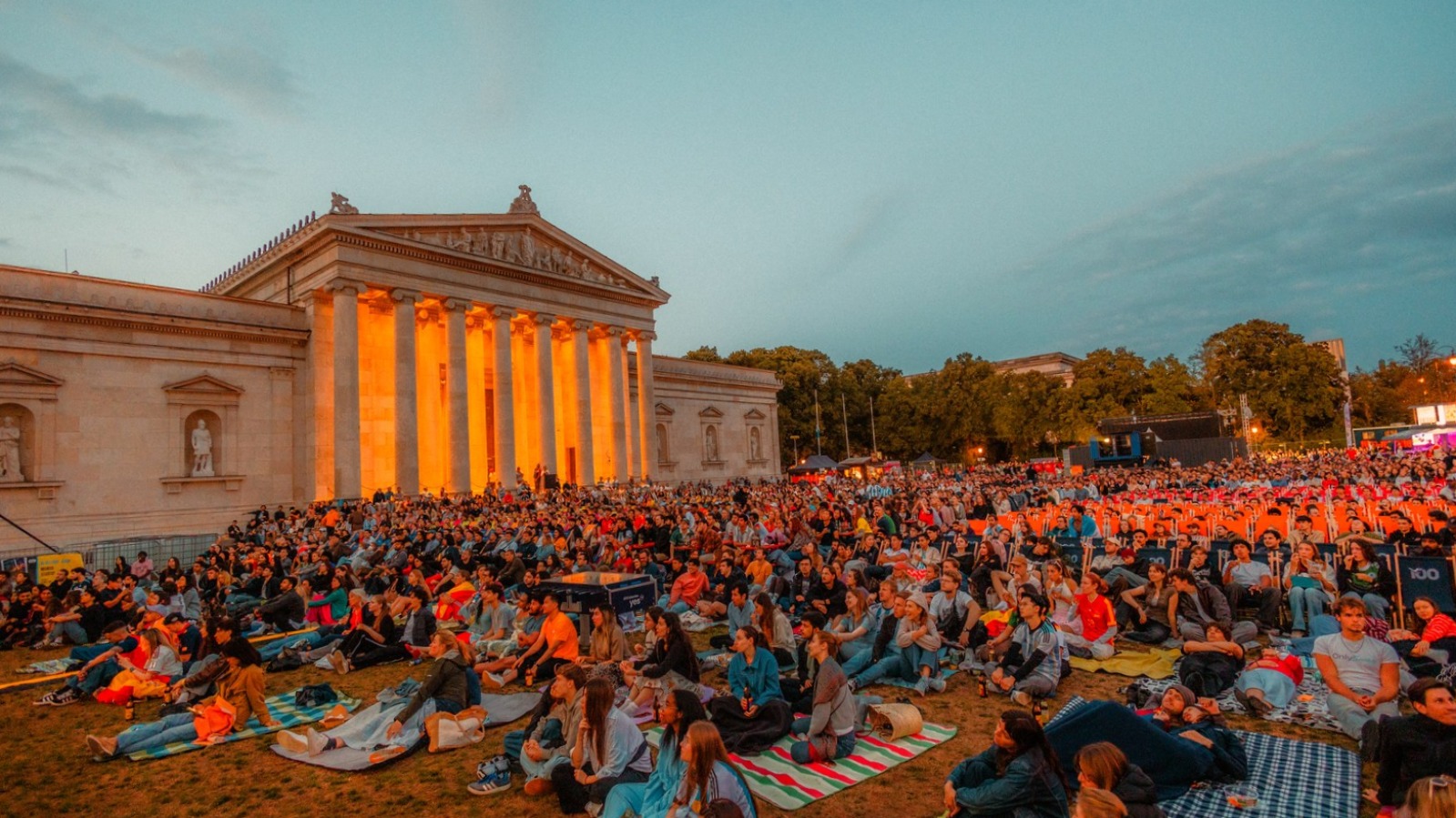 Volle Reihen vor der Glyptothek beim Summer Festival
