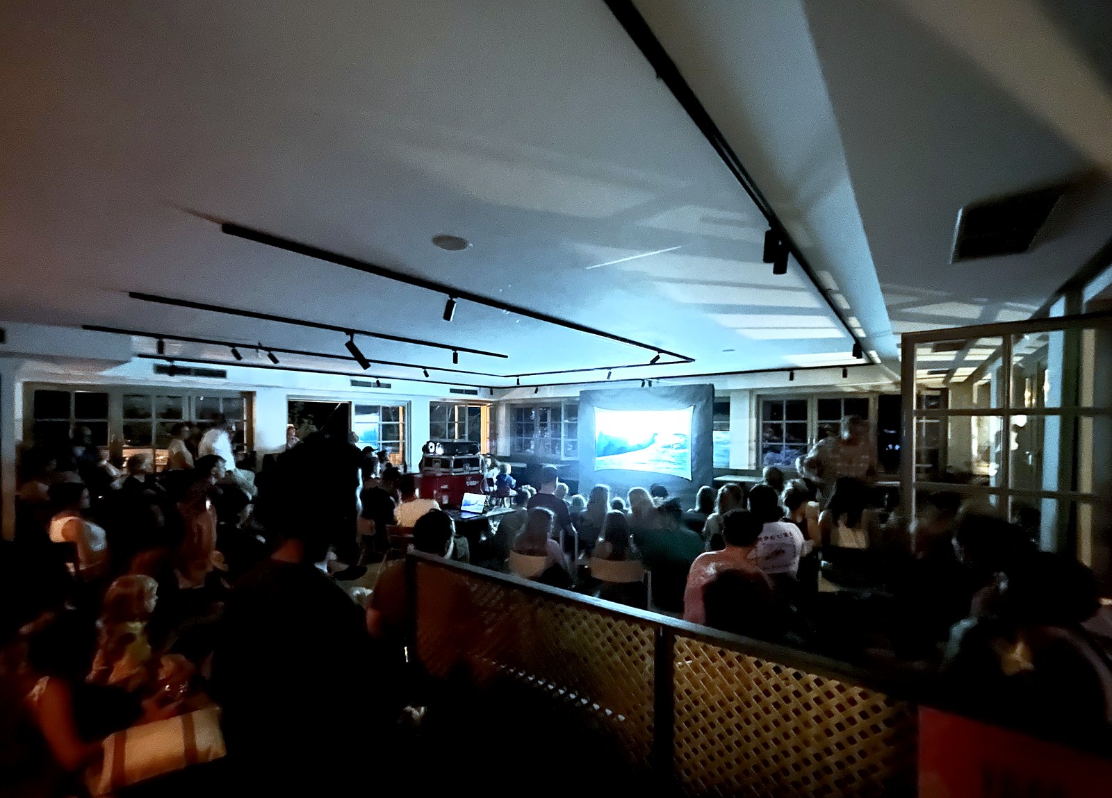Innenvorführung mit Leinwand und Publikum am Camping Ambach