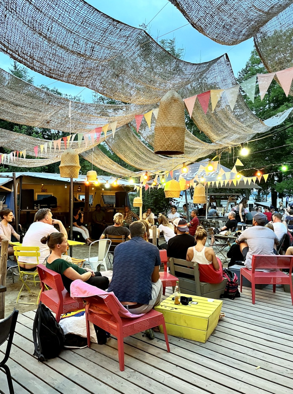 Lounge und Bar bei einer Filmnight im Freien