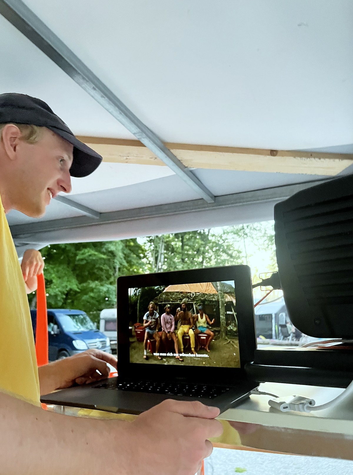 Techniker mit Laptop bei der Filmvorführung