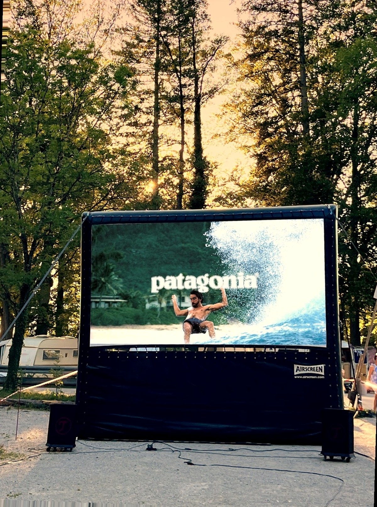 Visualisierung: Patagonia-Wortmarke auf Surf-Welle an der Airscreen