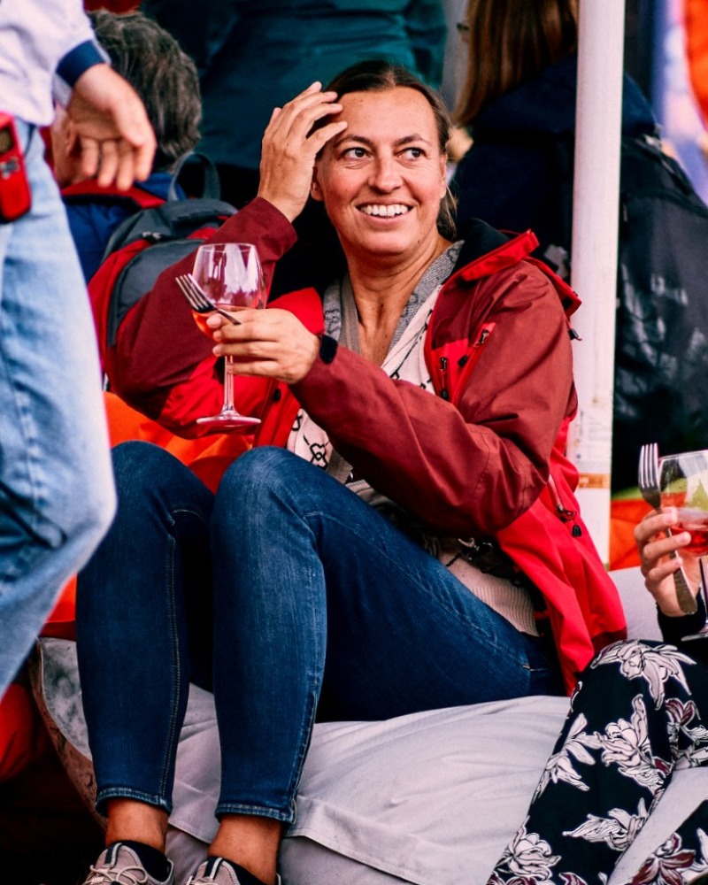 Lachende Gästin mit Glas beim Schöffel-Abend
