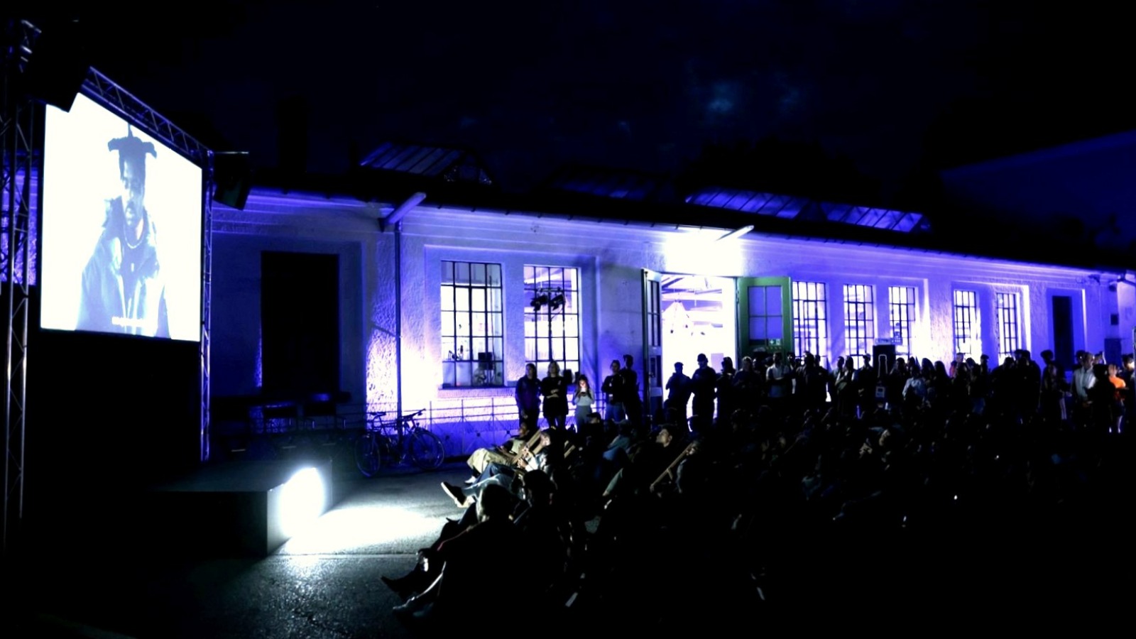 Leuchtende Leinwand und Gäste beim TNF-Abend