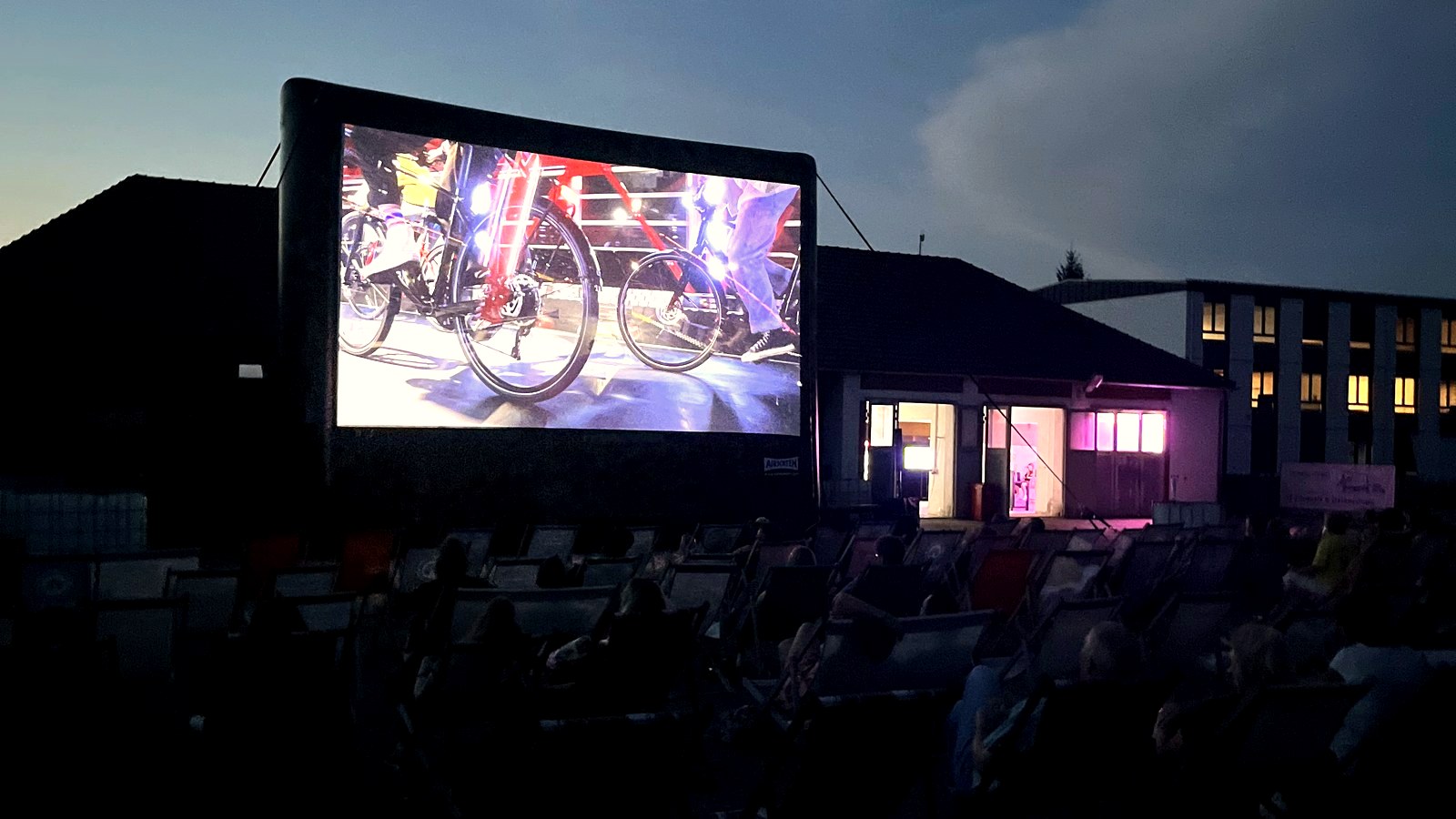 Film auf der Leinwand beim Tonwerk Open Air